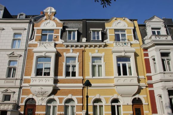 Mieszkanie w kamienicy – czy warto kupić?