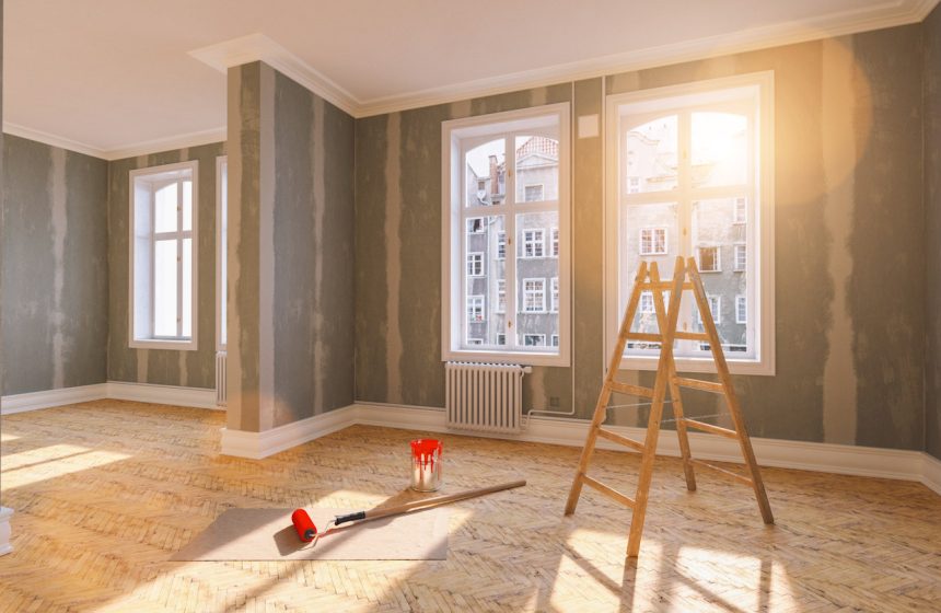 Ladder and bucket of paint in old building apartment during reno Jak zwiększyć wartość mieszkania na wynajem?